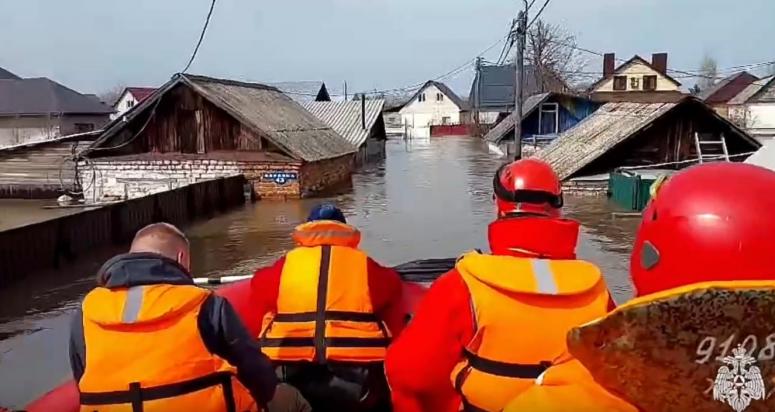 В России продолжают эвакуировать людей из подтопленных территорий